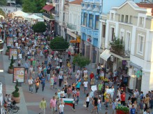 Протестът завърши пред Общината с викове "Кой не скача, е червен"