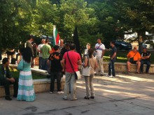 Протестиращи вече чакат новия губернатор пред Областна администрация в Пловдив
