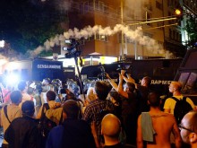 Атакисти атакуваха протестиращите в София с бутилки и камъни