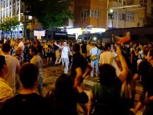 Осем са ранени в сблъсъците пред централата на "Атака"