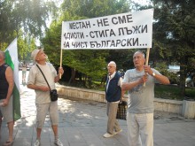 Каймаканов финтира протестиращите и успя да влезе в Областна