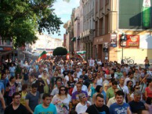 Около 1000 протестиращи се събраха пред Общината и тръгнаха на шествие