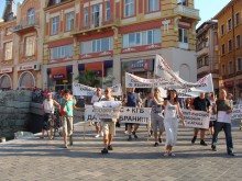 Близо 2 часа продължи протестното шествие на почти 1000 пловдивчани срещу действията на новото правителство