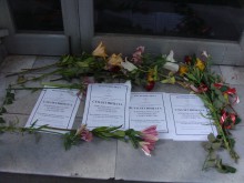 2000 пловдивчани погребаха символично БСП. Сложиха некролози и цветя пред Голямата къща в града