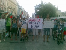Протестиращите блокират кръстовища и играят футбол