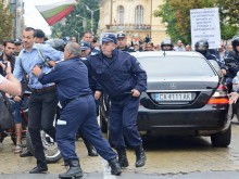Протестиращите пред парламента гонят депутати и ги замерят с яйца, домати и тоалетна хартия