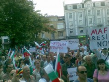 Протестиращите блокират колелото и жп линиите на Централна гара