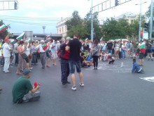 С танци и патриотични песни блокираха булевардите пред Гарата