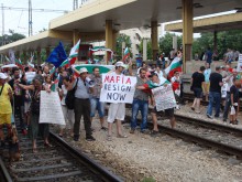 Стотици протестиращи пловдивчани пяха химна на България на жп линиите на гарата 