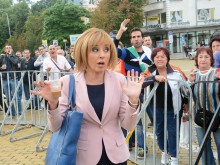 Протестиращите се събират пак на кафе пред парламента, говори се за избори през септември