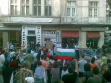 С викове "Предател" и "Волен вън" протестиращите тази вечер не мълчаха пред офиса на Атака