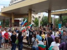 Протестиращите отново развяха националния трибагреник върху жп линиите на Централна гара