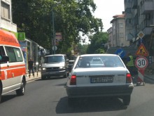 Реконструкцията на тротоарите на "Гладстон" блокира движението в района