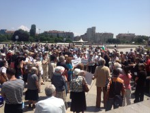 Стотина баби на контра-протест в столицата