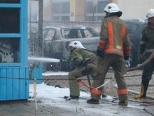 Няколко автомобила изгоряха при пожар в паркинг до Сточна гара