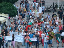 Времето стресна протестиращите, все пак стотици излязоха на шествие