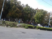 "Опел Корса" се преобърна на таван в района на Централна гара