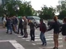 Младежи блокираха пътя на автомобил на НСО