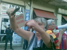 Протестиращите символично отрязаха средния пръст на Волен Сидеров