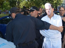 Полицаи задържаха протестиращия Найо Тицин, носел маска