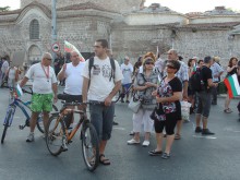 20-ти ден на протеста в Пловдив: Около 300 човека блокираха за половин час кръстовището на Чифте баня. Насочиха се към Панаира