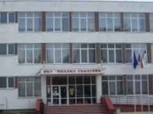 Учителка наби колежка в Пампорово пред очите на деца
