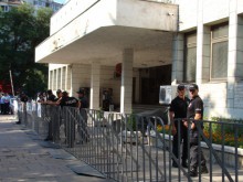 Дете подари рози на полицаите, охраняващи протеста пред Областна
