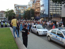 Протестиращите обсадиха Венцислав Каймаканов пред Новотела