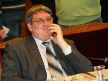 Изслушват кандидатите за управител на НЗОК