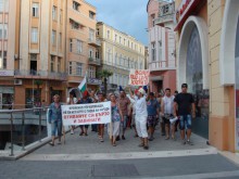 Протестиращите: Г-н Бареков, не Ви ли е срам, че Ви наричат "капут" и "дудук"?