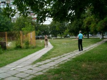 Кметът на "Западен" провери изграждането на алеи в зелени площи