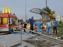 Пиян таксиджия помете много хора на автобусна спирка, млада жена почина