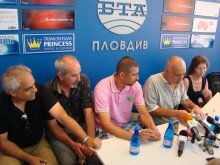 Нападнаха протестиращ след скандална пресконференция, разбиха и палатковия лагер