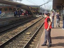 Влак дерайлира край Париж, жертвите са най-малко седем