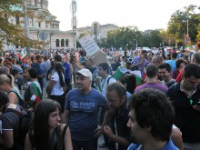 Сблъсъци пред Парламента, полицията окървави протеста при опит да изведе депутатите