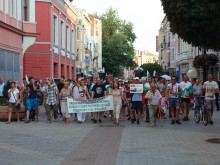 41-ят ден от протеста ДАНСwithme: Пловдивчани запалиха свещи в храма на митрополит Николай