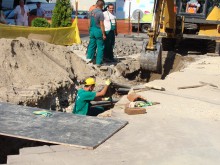 Археолози наблюдават изкопните работи на метри от открития римски зид