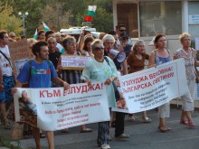 43-ят ден от ДАНСwithme: Пловдивчани превръщат фонтана с пеликаните в своебразен плаж. Търси се турски теляк за Каймаканов