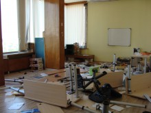 Мъж нахлу в РИК, троши компютри и прозорци