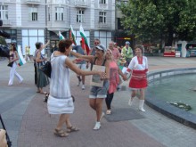 Пловдив посрещна протестния пешеходен поход с грозде, айрян и здравец