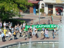 Голяма група от пловдивчани и протестиращи от други градове потегли към Областна управа