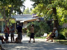 Пияници превърнаха парк в "Южен" в кръчма и тоалетна, кметство и полиция ги погват