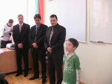 Даряват спортни комплекти на ученици от район "Южен"