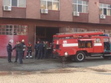 Автомобил се запали пред IV РУП в Пловдив, полицаи гасиха огъня