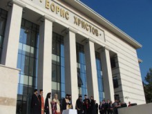 Монтират декорите на Драмата на сцената на ГДК