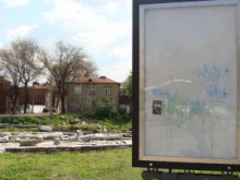 Голям фрагмент от Източната порта в Пловдив блокира тротоар
