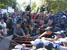Сблъсъци между полиция и протестиращи до парламента