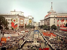 Деветосептемврийска манифестация за кабинета "Олигарски“