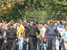 Феновете на Ботев се събират пред Общината, въпреки че няма официално разрешение