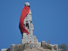 Алпинисти ще свалят плаща на Альоша